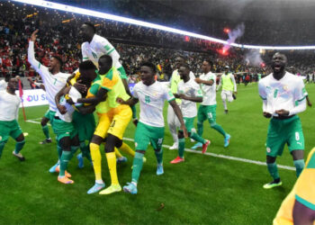 L’équipe du Sénégal a déjà négocié deux matchs amicaux dans le cadre de la préparation du Mondial 2022. Elle affrontera celles de la Bolivie et de l’Iran, respectivement, le 24 septembre à Orléans (France) et le 27 en Autriche. Aliou Cissé tenait à avoir trois matches contre des adversaires aux profils proches de ceux de ses adversaires dans la poule A : le Qatar, l’Equateur et les Pays-Bas. Pour les deux premiers, il est servi. Il devrait l'être pour le troisième, d’après le président de la Fédération sénégalaise de football, Me Augustin Senghor. «Avant la Coupe du monde, nous aurons la possibilité de jouer un autre match. Ce sera certainement une équipe européenne pour suivre la logique d’Aliou Cissé», informe le dirigeant sénégalais, repris par L’Observateur. Augustin Senghor ajoute : «Concernant l’adversaire, la Fédération donne plein pouvoir au coach, mais on sait que ce sera un profil semblable aux Pays-Bas et il y a pas mal d’équipes qui sont proches de leur philosophie de jeu. Nous allons travailler avec le coach qui nous indiquera son choix. Après, il y aura la réalité du terrain selon les disponibilités des équipes.»