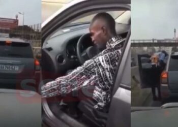 Quand un policier réprimande sévèrement un individu qui se fait passer pour un…
