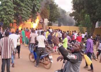 Burkina : l'ambassade de France prise pour cible