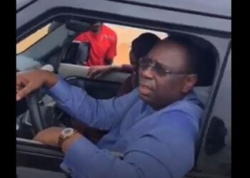 Arrêt sur image : Macky au volant en compagnie de la Première dame et au contact des Sénégalais