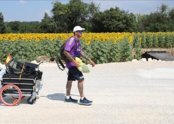 Un supporter espagnol se rendant à pied au Qatar, aurait été arrêté en Iran