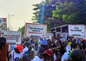 Le journaliste Pape Alé Niang, raflé en pleine rue depuis le 6 novembre 2022, est incarcéré à la prison de Sébikhotane suite à une machination ourdie et exécutée au plus haut sommet de l’Etat du Sénégal par des autorités politiques et judiciaires bien identifiées. Les chefs d’inculpation suivants lui sont opposés : « diffusion d’informations militaires non autorisées par la hiérarchie, recel de documents administratifs et militaires, diffusion de fausses nouvelles de nature à jeter le discrédit sur les institutions publiques. » Dans un mémorandum exhaustif rendu public le 14 novembre, la Coordination des associations de presse du Sénégal (CAP) a démontré le caractère grotesque des « infractions » qui ont servi à bricoler une accusation truffée d’incohérences et de mensonges dans le but de neutraliser un journaliste qui dérange. La Coordination des associations de presse du Sénégal exige - encore une fois - la libération immédiate et inconditionnelle de Pape Alé Niang emprisonné dans l’exercice normal de ses fonctions de journaliste. Elle rappelle au gouvernement du Sénégal que la liberté de presse n’est ni négociable, ni à marchander. Cette liberté n’a donc pas vocation à être administrée par un Etat dont on voit ce que peuvent être les penchants dans des affaires présumées privées. Depuis le 6 novembre, le Sénégal est sous surveillance mondiale. De grandes organisations de droits humains et de médias dénoncent l’emprisonnement autoritaire et anachronique de Pape Alé Niang et réclament son élargissement sans délai. A cet effet, le très influent Comité pour la protection des journalistes (CPJ) basé aux Etats Unis, a d’ores et déjà annoncé la rétrogradation du Sénégal - à partir du 1er décembre 2022 - dans le groupe peu glorieux des pays qui mettent les journalistes en danger physique et/ou de mort si Pape Alé Niang n’est pas libéré à cette date. Le gouvernement du Sénégal s’en moque peut-être, mais les portes d’une approche réformiste de ses rapports avec la presse et les citoyens épris de libertés lui sont encore ouvertes. Seul l’intérêt supérieur du Sénégal doit être l’alpha et l’oméga de nos actions respectives. C’est en mettant un terme net à cette fuite en avant dans l’agression permanente contre les libertés que les plus hautes autorités de ce pays aideraient à asseoir un New deal dans l’espace public. C’est sur d’autres fronts qu’elles sont donc appelées à exercer leurs expertises si tant est qu’elles sont conformes à l’intérêt général. Les organisations des journalistes et techniciens des médias – dans la diversité de leurs préoccupations - ont déjà documenté et transmis aux autorités compétentes les attentes de la corporation. L’affaire Pape Alé Niang est un miroir. Elle nous renvoie l’état de la démocratie dans notre pays et la qualité de la contribution respective des acteurs à la consolidation de nos acquis. Autant les professionnels des médias font preuve très souvent d’une grande responsabilité dans l’exercice de leur métier. A ce jour, nul en effet ne peut leur reprocher d’avoir mis une seule fois en danger la sécurité du pays et de ses institutions. Autant les politiciens s’acharnent sans cesse et comme ils peuvent à rétrécir chaque jour les espaces d’expression professionnelle et citoyenne. C’est inacceptable, mais cela vaut aujourd’hui privation de liberté au journaliste Pape Alé Niang. Et c’est cela que l’Etat du Sénégal doit entendre et accepter une fois pour toutes. Aujourd’hui, sa libération immédiate et inconditionnelle est une urgence nationale et même internationale. Libérez Pape Alé Niang ! PAN ! A bas le monstre ! CAP (Coordination des associations de presse) Déclaration de fin de marche