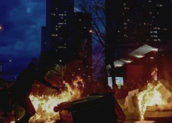 Réforme des retraites: la façade d&rsquo;un immeuble parisien incendiée