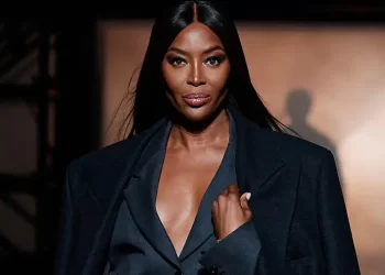 Mode : Khaby Lame défile aux côtés de Naomi Campbell pour la marque Boss