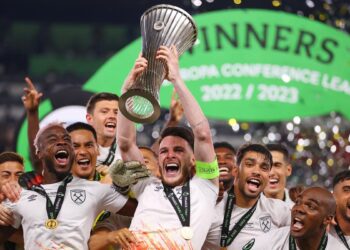 Les conséquences économiques du transfert de Messi au PSG dévoilées Publié le jeudi 23 décembre 2021 à 12:40 par Pierre Bastide Interviewé par le site Goal.com, le directeur du sponsoring du PSG Marc Armstrong a détaillé les répercussions colossales sur le plan économique de l&rsquo;arrivée de Lionel Messi dans la capitale française. Le club parisien a notamment enregistré une hausse considérable du nombre de maillots vendus.  À transfert historique, conséquences historiques. L’arrivée de Lionel Messi au PSG l’été dernier a été vécue comme un tremblement de terre par la planète football. En quittant le Barça, son club formateur, après dix-sept saisons, l’attaquant argentin a bouleversé toutes les certitudes sur le plan sportif. Au-delà du terrain, le transfert de la Pulga a eu un impact colossal sur l’économie du club de la capitale.  Interrogé par Goal.com, le directeur du sponsoring parisien Marc Armstrong a détaillé les répercussions de ce recrutement hors-normes. Il explique notamment que la présence de l’argentin suscite un énorme engouement des marques partenaires. « Il y a eu un gros impact et les partenaires s’engagent à notre prix. Auparavant, la demande était déjà forte mais dorénavant elle est plus grande que jamais ». Le média sportif affirme que l’arrivée de Messi a fait augmenter les montants des contrats de sponsoring, passant de 3 à 5 millions d’euros à 5 à 8 millions d’euros.  Autre conséquence de l’arrivée du septuple Ballon d’Or dans la capitale française, les ventes de maillots ont explosé. Goal.com explique que le PSG a déjà écoulé près d’un million de tuniques cette saison. Un chiffre qui n’est pas commenté par Marc Armstrong, mais le dirigeant parisien confirme néanmoins la très bonne activité du club dans ce secteur : « C’est certainement le meilleur lancement de maillot en termes de ventes avec au moins une augmentation de la demande de 30 à 40 %. La demande a été énorme. Et si nous pouvions produire plus, nous vendrions encore plus. »  La folie entourant l’arrivée de Léo Messi dans le club de la capitale s’est d’ailleurs immédiatement faite ressentir sur les réseaux sociaux. Les publications du PSG ont suscité « le plus haut taux d’engagements dans l’histoire des annonces de joueur, tout compte de club et de joueurs confondus », affirme Marc Armstrong. Dans la foulée, Paris a gagné 20 millions d’abonnés dès la première semaine et continue d’en attirer près d’1 million chaque semaine.  Un engouement international – mais pas seulement. Il se vérifie aussi au plus près des joueurs. Déjà habituée à être complète, la billetterie du Parc des Princes est encore plus prise d’assaut depuis que le joueur de 34 ans est Parisien. Goal.com avance que la plateforme d’enregistrement pour les futures ventes de billets du club a enregistré huit fois plus d’inscriptions cette saison. Un potentiel commercial qui donne des idées aux dirigeants, explique Marc Armstrong : « Ce ne serait pas étonnant si les prix augmentent. C’est un point sur lequel nous travaillons. Dans les espaces grand public du stade, nous nous attachons néanmoins à garder des prix abordables pour permettre à tous nos fans de profiter de l’expérience PSG. »