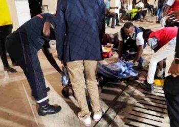 Bénin-Sénégal : Deux morts et une dizaine blessés après une bousculade au stade de Cotonou Par: Ousmane Ndiaye avec AFP – Seneweb.com | 19 juin, 2023 à 15:06:26  | Lu 119 Fois |  0 Commentaires Single Post Bénin-Sénégal : Deux morts et une dizaine blessés après une bousculade au stade de Cotonou Deux supporters sont morts et une dizaine d’autres blessés samedi soir dans une bousculade dans un stade de Cotonou, où le Bénin affrontait le Sénégal dans le cadre des éliminatoires de la Coupe d’Afrique des nations de football, a-t-on appris de source judiciaire et auprès de témoins. Une enquête a été ouverte pour faire la lumière sur cet incident et situer « les responsabilités » après la mort de deux personnes, a annoncé le procureur de la République, Jules Ahoga, dans un communiqué publié lundi. « Certains supporters qui accédaient aux gradins » ont eu « un malaise avec perte durable de connaissance », et d’autres seraient passés « par-dessus les gradins sans attendre l’aide des secouristes », indique le procureur. Une personne est morte sur le coup, l’autre après son hospitalisation, précise-t-il.   Un mouvement de foule   Dix blessés ont également été hospitalisés dans deux établissements de santé, a appris l’AFP de source hospitalière. Les Lions de la Téranga, déjà qualifiés, ont été accrochés par les Guépards du Bénin (1-1), qui peuvent encore décrocher leur billet pour la prochaine édition de la CAN, début 2024 en Côte d’Ivoire. Le match était gratuit pour que la sélection béninoise bénéficie du plus fort soutien possible.   « La bousculade est due à l’impatience de certains supporters qui ont voulu forcer le passage pour s’assurer des places », déplore Louis Nouwatin, un supporter de 32 ans qui était dans la fule. « On se faisait piétiner sans pitié. La police était débordée », témoigne-t-il. Le 24 mars 2019 à l’occasion d’un match du Bénin contre le Togo, une bousculade avait fait un mort et 13 blessés dans un stade de Cotonou.