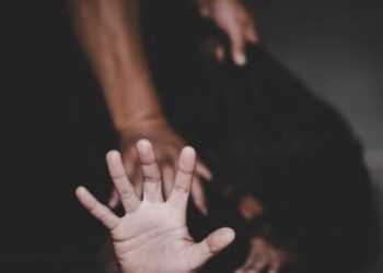 Fraichement revenu de La Mecque, Diarra est surpris avec sa maîtresse par sa femme dans la chambre conjugale