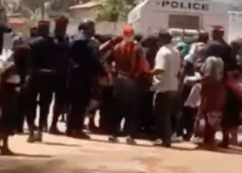 Tribunal de Ziguinchor : La foule qui scandait « Sonko namenala » dispersée à coups de grenades lacrymogènes