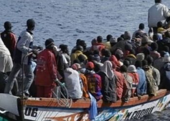 Insolites de migrants (2/2) : le retraité embarqué de force dans une pirogue pour l’Espagne, l’accouchement de la cueilleuse de fraises