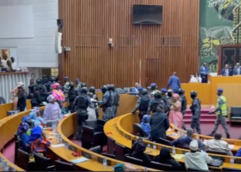 La gendarmerie dans l&rsquo;hémicycle, le report voté, la présidentielle repoussée en décembre