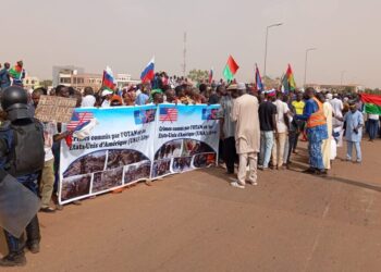 Burkina: des centaines de manifestants devant l&rsquo;ambassade des Etats-Unis