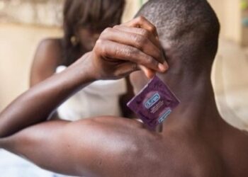 Chambre criminelle : le prof de Maths et la partouze avec ses 2 élèves