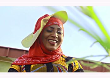 L’artiste ivoirienne Aïcha Traoré en repérage à Dakar pour un futur concert